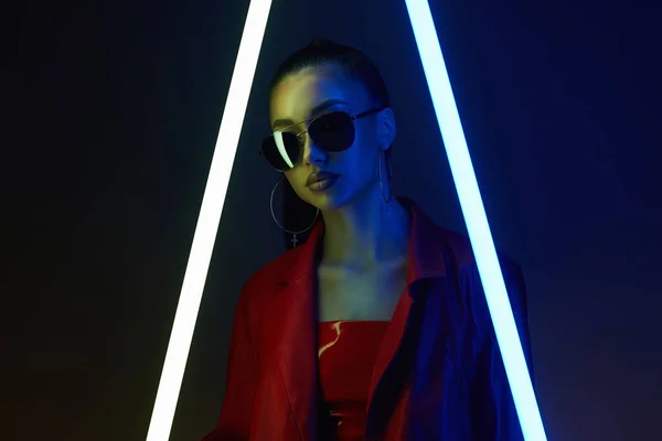 Neon Lambalı Güzel Genç Bir Kadın Güneş Gözlüklü Güzel Kız — Stok fotoğraf