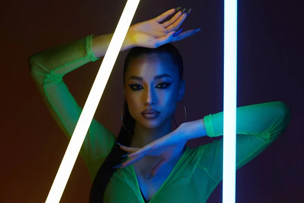 Vacker Ung Kvinna Med Neonlampa Dancer Flicka Färg Ljus Ateljéporträtt — Stockfoto