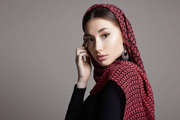 Vacker Ung Kvinna Färg Slöja Och Smycken Skönhetstjej Färgglad Hijab — Stockfoto