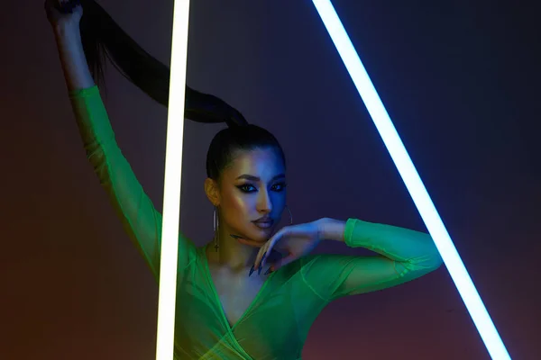 Schöne Junge Frau Mit Neonlampe Tänzerin Mädchen Farbigen Lichtern Studioporträt — Stockfoto