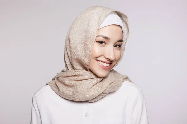 メイクで美しい笑顔のイスラム教徒の若い女性 美ヒジャーブ州の幸せな女の子 ファッションオリエンタルスタイルモデル アジアの顔 — ストック写真