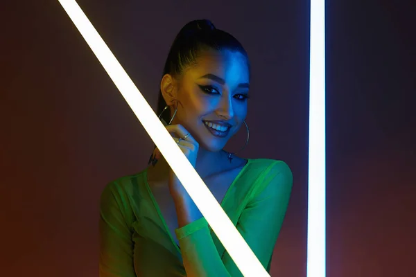 Neon Lambalı Güzel Mutlu Bir Kadın Renkli Işıklar Içinde Gülümseyen — Stok fotoğraf