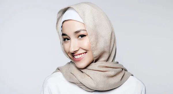 美しい笑顔のイスラム教徒の若い女性 美ヒジャーブ州の幸せな女の子 ファッションオリエンタルスタイルモデル アジアの顔 — ストック写真
