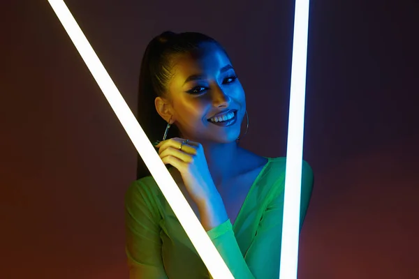 Vacker Leende Kvinna Med Neonlampa Glad Flicka Färg Ljus Ateljéporträtt — Stockfoto