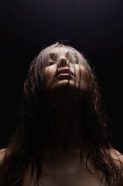 Tutkulu, genç, ıslak kadın. Islak saçlı güzel kız..