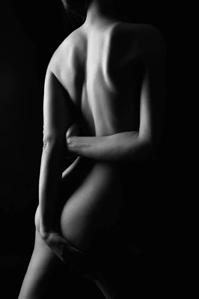 女性のバックヌードシルエット 裸の女 暗闇の中で官能的な女の子 美しい体 — ストック写真