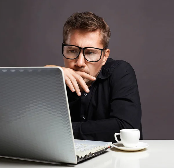 Thinking Man Sitting Computer Funny Boy Glasses Boss Office Manager — Stock Photo, Image