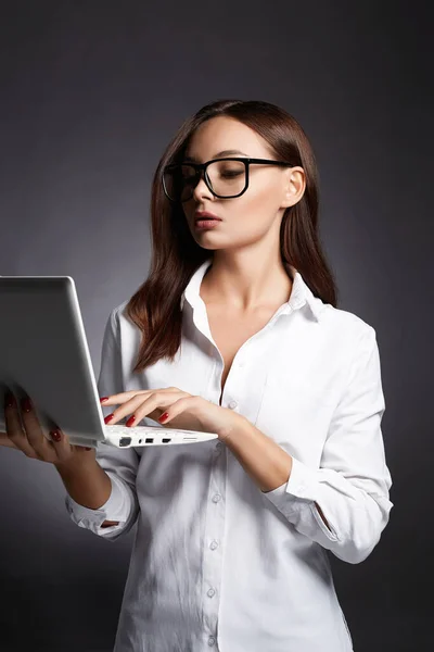 戴眼镜的漂亮女商人 漂亮的女孩与笔记本电脑 — 图库照片