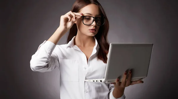 戴眼镜的漂亮女商人 漂亮的女孩与笔记本电脑 — 图库照片