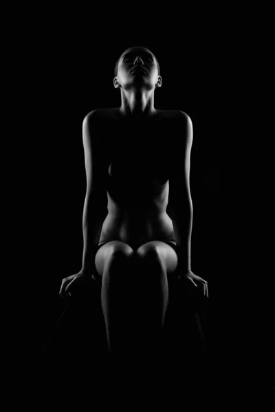 暗闇の中でヌード女性のシルエット 美しい裸のボディガール 白黒の肖像画 — ストック写真