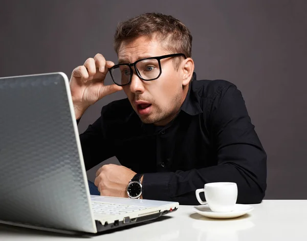 Emociones Hombre Sentado Una Computadora Chico Gracioso Con Gafas Jefe —  Fotos de Stock