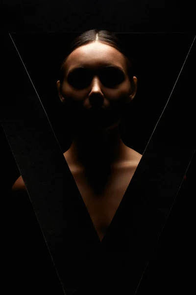 三角形的漂亮的黑发女人 黑暗中的女孩肖像 — 图库照片