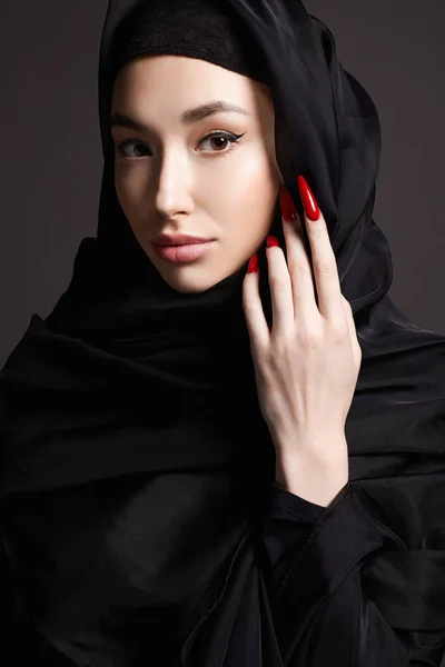 Hermosa Mujer Joven Islámica Con Uñas Largas Chica Belleza Hijab —  Fotos de Stock