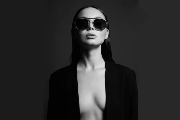 黒と白のサングラスの美しいセクシーな女性の肖像画 スーツと眼鏡の美少女 — ストック写真