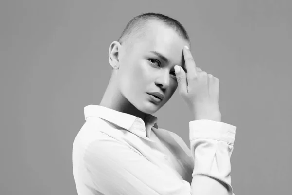Sinnliche Hübsche Junge Frau Mit Kurzhaarschnitt Schwarz Weiß Porträt Einer — Stockfoto