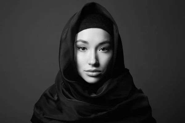 ヒジャーブの美しい若い女性 ファッション イスラム教徒の女の子 白黒の肖像画 — ストック写真