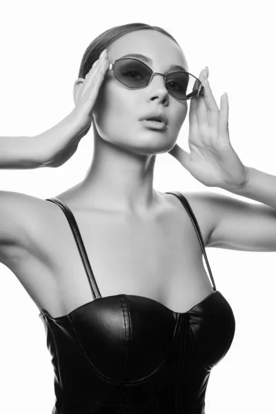 Moda Czarno Biały Portret Pięknej Kobiety Okularach Przeciwsłonecznych Skórzanej Bieliźnie — Zdjęcie stockowe