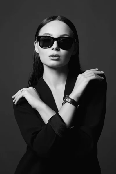 Модный Черно Белый Портрет Сексуальной Женщины Солнцезащитных Очках Красотка Модных — стоковое фото