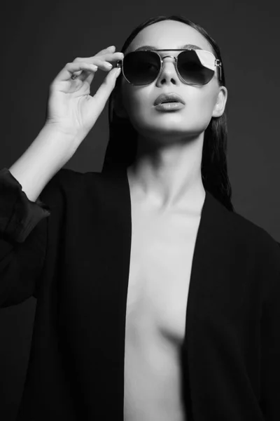 穿着太阳镜的漂亮性感女人的黑白画像 戴著时髦眼镜的美女 — 图库照片