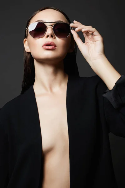 サングラスで美しいセクシーな女性のファッションの肖像画 流行のメガネの美少女 — ストック写真