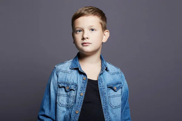 Portret Van Een Kind Knappe Kleine Jongen Jeans Stijlvol Kind — Stockfoto