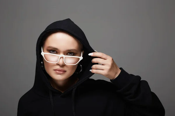 Beautiful Young Woman Wearing Hoodie Fashionable Glasses Stylish Bald Girl — Stockfoto
