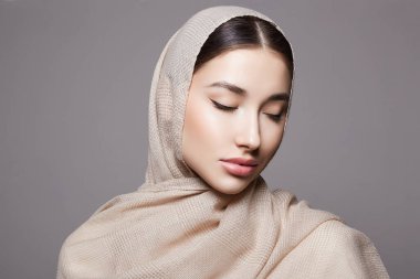 Makyajlı güzel bir İslami genç kadın. tesettürlü güzel kız. Moda doğulu modeli. Asya