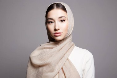 Makyajlı güzel bir İslami genç kadın. tesettürlü güzel kız. Moda doğulu modeli. Asya