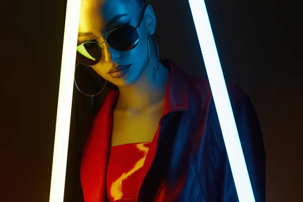 Neon Lambalı Güzel Genç Bir Kadın Güneş Gözlüklü Güzel Kız — Stok fotoğraf