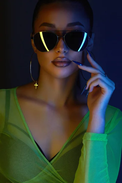 Menina Bonita Óculos Sol Luzes Coloridas Retrato Bela Jovem Mulher — Fotografia de Stock