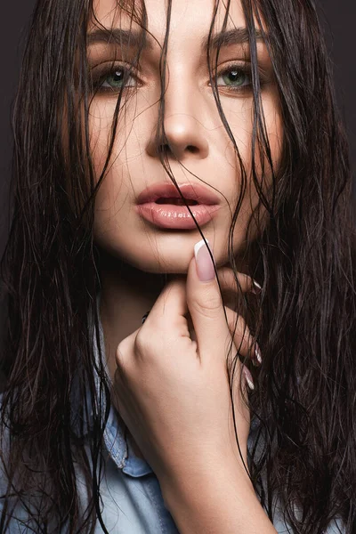 若い濡れたきれいな女性の肖像画 濡れた髪の美しい女の子 — ストック写真