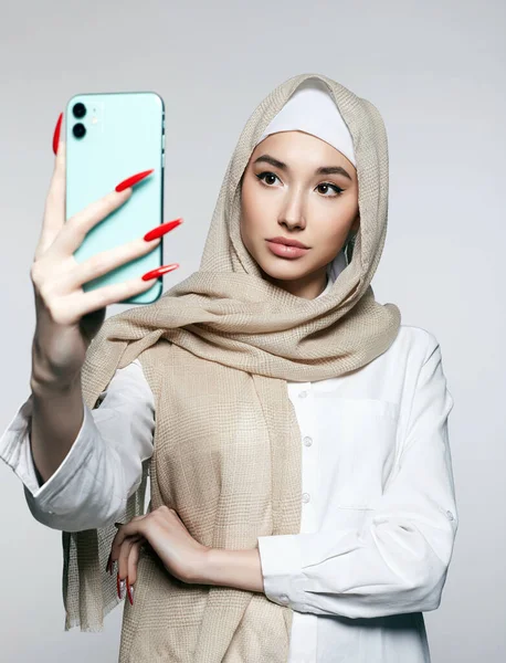 Mooie Islamitische Jonge Vrouw Met Smartphone Doet Selfie Schoonheidsmeisje Hijab — Stockfoto