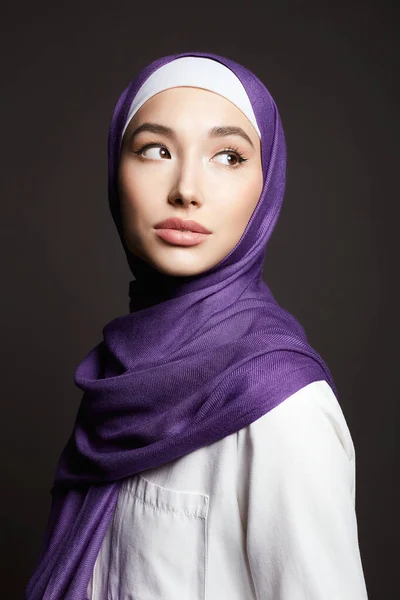 Mooie Islamitische Jonge Vrouw Met Make Schoonheidsmeisje Hijab Mode Oosterse — Stockfoto