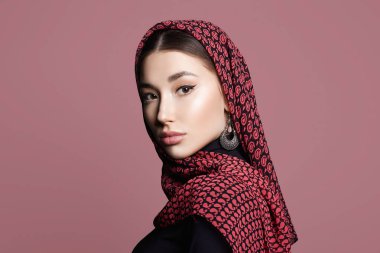 Peçeli ve mücevherli güzel bir kadın. Renkli tesettürlü güzel kız. moda doğulu kadın