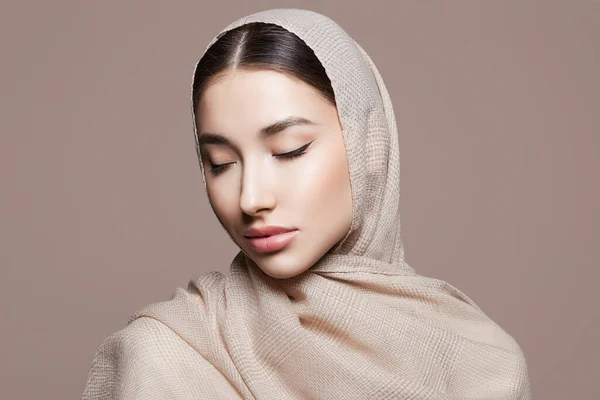 Прекрасна Ісламічна Молода Жінка Косметикою Красуня Хіджабі Модель Східного Стилю — стокове фото
