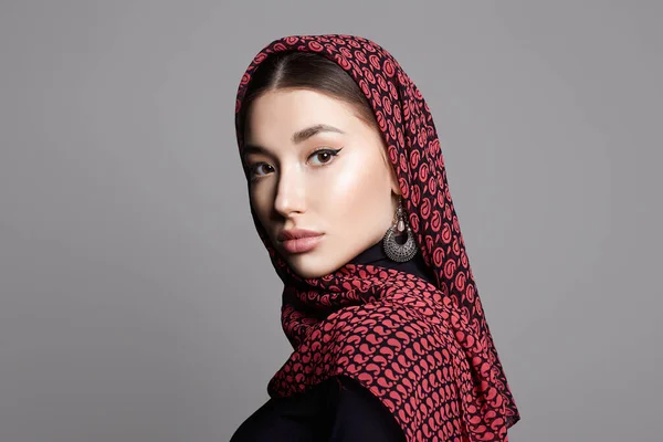 Vacker Ung Kvinna Slöja Och Smycken Skönhetstjej Färghijab Mode Orientalisk — Stockfoto