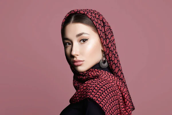 Mooie Jonge Vrouw Sluier Sieraden Schoonheid Meisje Kleur Hijab Mode — Stockfoto