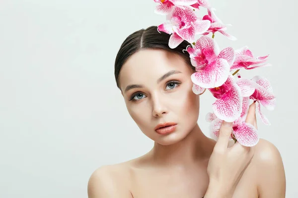Mulher Bonita Flores Retrato Beleza Menina Com Flor Orchid Pele — Fotografia de Stock