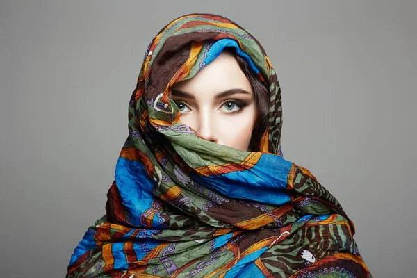 Bela Jovem Cobriu Seu Rosto Hijab Moda Mulher Estilo Oriental — Fotografia de Stock