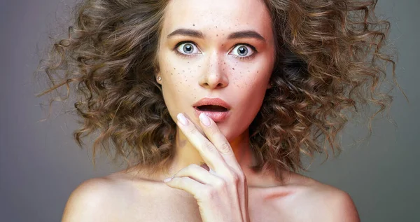 Hermosa Mujer Sorprendida Chica Rizada Divertida Con Maquillaje Retrato Moda —  Fotos de Stock