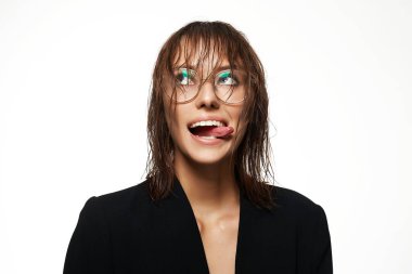 Islak saçlı ve gözlüklü gülümseyen genç bayan. Güzel, komik kadın. Surat asan seksi kız