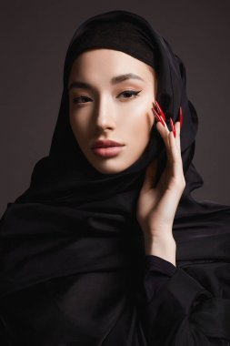Uzun tırnaklı güzel bir İslami genç kadın. tesettürlü güzel kız. moda doğulu model