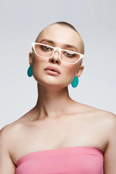 Schöne Frau Mit Kurzhaarschnitt Und Brille Stilvolles Porträt Der Schönheit — Stockfoto