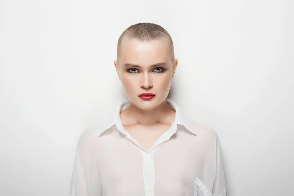 Pretty Young Woman Short Haircut Portrait Beautiful Bald Woman — стоковое фото