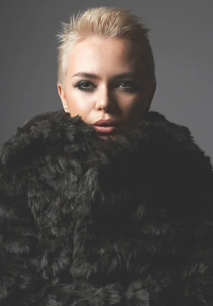 Young Short Blond Hair Woman Fur Beautiful Girl Winter Fashion — Photo