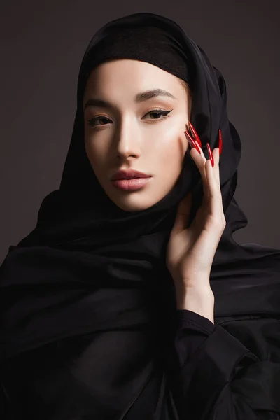 Красивая Исламская Молодая Женщина Длинными Ногтями Красавица Хиджабе Восточная Модель — стоковое фото