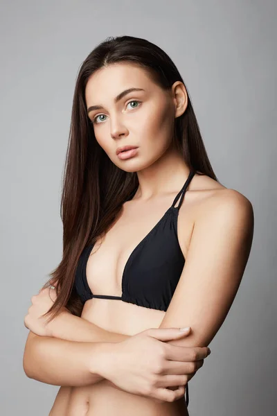 Bikinili Seksi Genç Bir Kadın Güzel Esmer Modelin Stüdyo Portresi — Stok fotoğraf