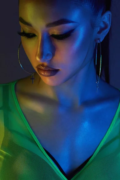 Renkli Işıklar Içinde Güzel Bir Kadın Parlak Vücutlu Güzel Esmer — Stok fotoğraf