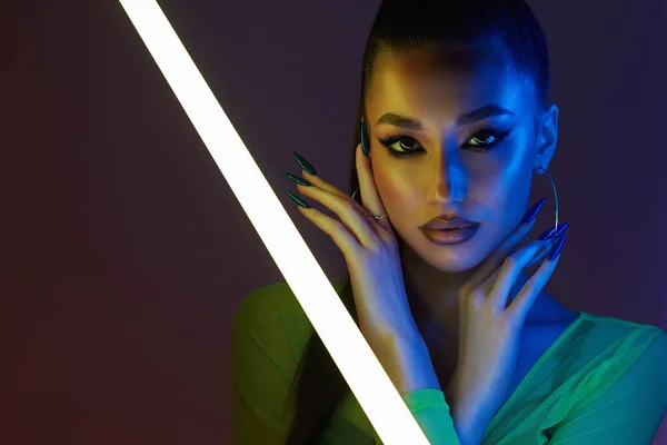 Schöne Junge Frau Mit Neonlampe Hübsches Mädchen Farbigen Lichtern Studioporträt — Stockfoto