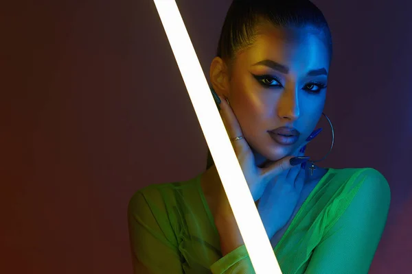Neon Lambalı Güzel Genç Bir Kadın Renkli Işıklar Içinde Güzel — Stok fotoğraf